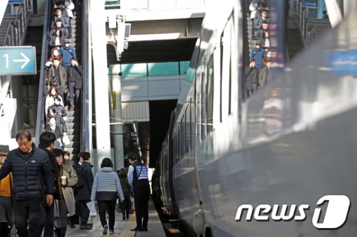 철도노조의 무기한 총파업을 하루 앞둔 지난 19일 서울 중구 서울역 승강장에서 직원들이 파업 요구사항을 옷에 붙인 채 승객들을 안내하고 있다. /사진=뉴스1