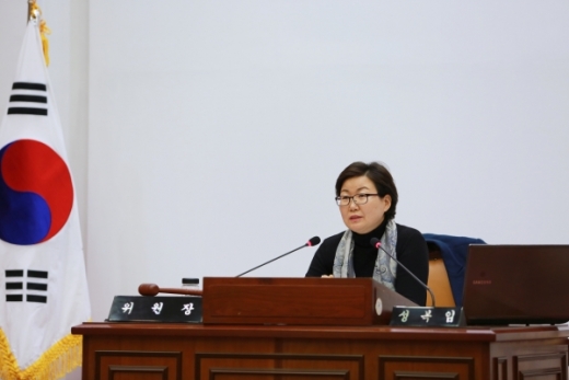 군포시의회의 성복임 의원이 2020년도 업무보고청취에서 경제환경국 환경과 업무보고 시 관내 맹꽁이 습지와 관련하여 문제점을 언급했다. / 사진제공=군포시의회