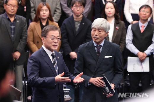문재인 대통령이 19일 오후 서울 MBC 미디어센터에서 열린 '국민이 묻는다, 2019 국민과의 대화'에 참석해 인사말을 하고 있다. /사진=뉴시스