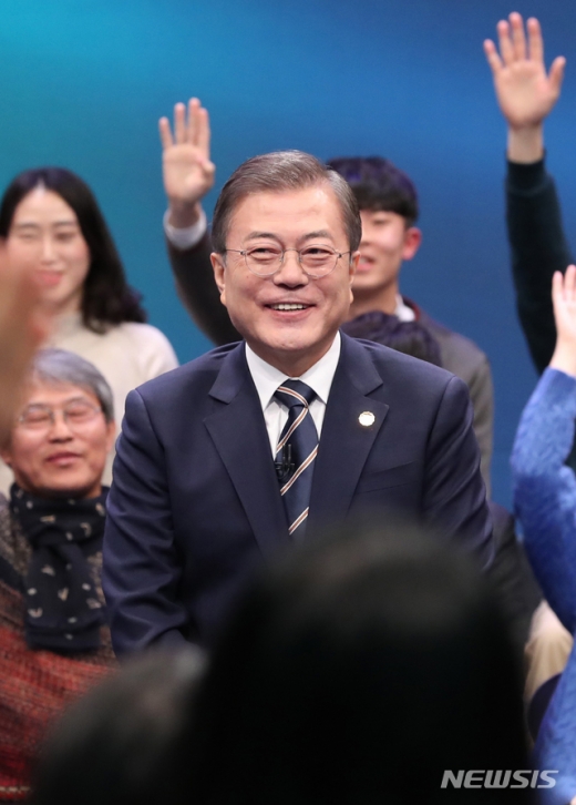 문재인 대통령이 19일 오후 서울 MBC 미디어센터에서 열린 '국민이 묻는다, 2019 국민과의 대화'에 참석해 국민 패널들에 질문을 받고 있다. /사진=뉴시스