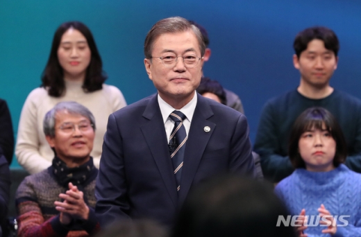 문재인 대통령이 19일 오후 서울 MBC 미디어센터에서 열린 '국민이 묻는다, 2019 국민과의 대화'에 참석해 국민 패널들의 질문에 답하고 있다. /사진=뉴시스   