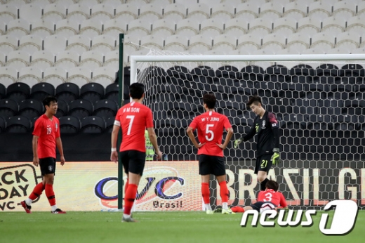 19일 오후 10시30분 아랍에미리트(UAE) 아부다비 모하메드 빈 자예드 스타디움에서 브라질에 두 골을 내준 대한민국 축구 대표팀. /사진=뉴스1