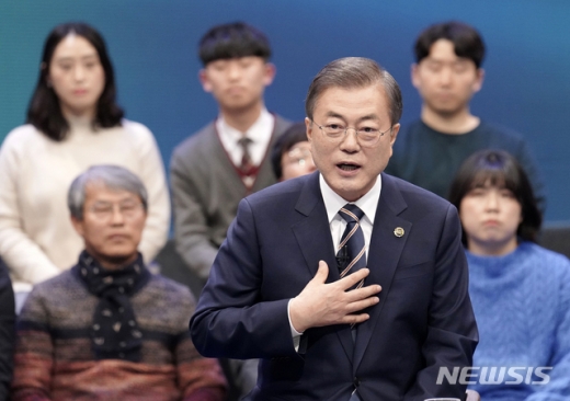 문재인 대통령이 19일 오후 서울 MBC 미디어센터에서 열린 '국민이 묻는다, 2019 국민과의 대화'에 참석해 국민 패널들의 질문에 답하고 있는 모습. /사진=뉴시스     
