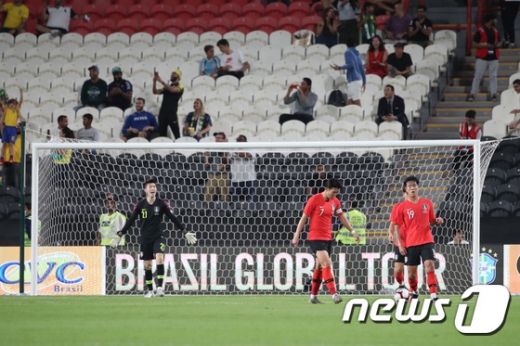 19일 오후 10시30분 아랍에미리트(UAE) 아부다비 모하메드 빈 자예드 스타디움에서 열린 브라질과의 평가전에서 전반전에만 2실점한 대한민국 축구 대표팀. /사진=뉴스1