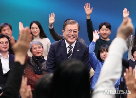 문재인 대통령이 19일 오후 서울 MBC 미디어센터에서 열린 '국민이 묻는다, 2019 국민과의 대화'에 참석해 국민패널들의 질문을 받고 있는 모습. /사진=뉴시스     