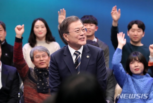 문재인 대통령이 19일 오후 서울 MBC 미디어센터에서 열린 '국민이 묻는다, 2019 국민과의 대화'에 참석해 국민패널들의 질문을 받고 있는 모습. /사진=뉴시스  