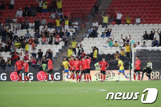 19일 오후 10시30분 아랍에미리트(UAE) 아부다비 모하메드 빈 자예드 스타디움에서 브라질에게 고전 중인 한국 대표팀. /사진=뉴스1