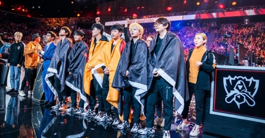 2019 롤드컵 결승에 우승한 중국 LPL 소속 펀플러스 피닉스 팀이 세레모니를 준비하고 있다. /사진=라이엇게임즈