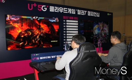 지스타 2019 LG유플러스 부스에서 스트리밍게임 플랫폼을 통해 철권7을 플레이하고 있다. /사진=채성오 기자
