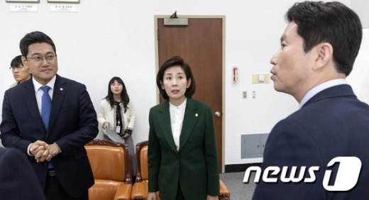 (오른쪽부터)이인영 더불어민주당 원내대표와 나경원 자유한국당 원내대표, 오신환 바른미래당 원내대표가 18일 서울 여의도 국회에서 열린 교섭단체 원내대표 회동에서 이야기를 나누고 있다. /뉴스1 
