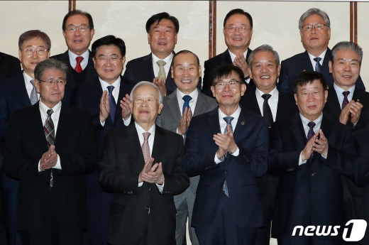 20일 오전 서울 중구 조선호텔에서 열린 경총 회장단 정책간담회에서 손경식 경총(한국경영자총협회) 회장과 김상조 청와대 정책실장을 비롯한 참석자들이 기념촬영을 하고 있다. /사진=뉴스1 박세연 기자