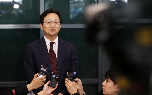한일 WTO 양자협의 수석대표인 정해관 산업통상자원부 신통상질서협력관이 스위스 제네바에서 개최된 첫 양자협의를 마친 뒤 13일 오전 인천국제공항을 통해 귀국해 취재진과 인터뷰를 하고 있다. / 사진=뉴스1 오대일 기자