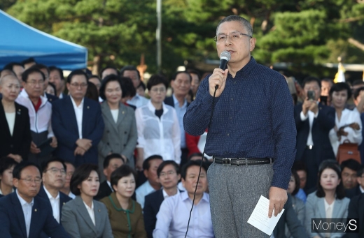황교안 자유한국당 대표가 지난 9월16일 청와대 앞 분수대에서 삭발을 한 뒤 즉석 기자회견을 진행 중이다. /사진=임한별 기자