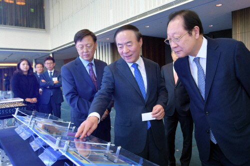 지난 19일 수원 라마다 프라자 호텔에서 열린 '2019년 삼성SDI 동반성장데이'에서 삼성SDI 전영현 사장(가운데)이 동반성장위원회 권기홍 위원장(오른쪽)에게 협력회사가 전시한 배터리 부품들을 설명하고 있다. / 사진=삼성SDI