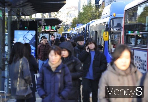 [머니S포토] 출근길 서두르는 시민들