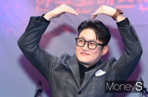 [머니S포토] 김현철 '팬들에게 보내는 하트~'