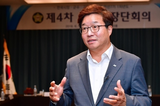염태영 전국시장군수구청장협의회 대표회장이 20일 오전 7시 한국프레스센터에서 개최된 제7회 자치분권과 사회혁신포럼에서 기조강연 발제를 맡아 ‘사회혁신의 엔진, 분권형 복지대타협’에 대해 강연하며 “시대적 변화에 맞춰 달려갈 수 있는 엔진은 ‘분권’이다"라고 강조했다. / 사진제공=수원시