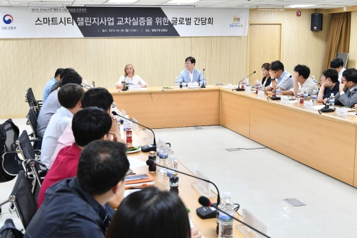 크리스티 샬라 세닛 프로젝트 개발 책임자가 지난 9월 수원시를 방문해 간담회에 참석하고 있다. / 사진제공=수원시
