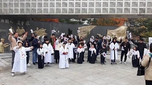 안중근공원에서 3.1 만세운동을 재현하고 있는 시티투어 참가자들. / 사진제공=부천시