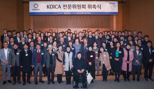 20일 경기도 성남시 코이카 본부에서 열린 분야별 전문위원회 위촉식에서 이미경 코이카 이사장과 분야별 전문위원들이 기념사진을 촬영하고 있다. /사진제공=코이카