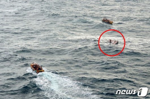 지난 19일 오전, 제주 차귀도 서쪽 해상 어선에서 화재가 발생해 전복되며 승선원 1명이 사망하고 11명이 실종됐다. 사진 빨간 원안은 전소 침몰한 어선 모습./ 사진=뉴스1DB