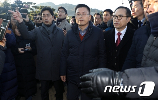 황교안 자유한국당 대표가 20일 청와대 앞 분수대에서 무기한 단식농성에 돌입했다가 청와대 앞에 텐트를 세울 수 없어 다른 장소로 이동하고 있다. /사진=뉴스1 