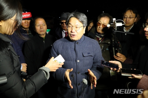 강기정 청와대 정무수석이 20일 청와대 분수대에서 총체적 국정실패 규탄을 위한 단식 투쟁에 나선 황교안 자유한국당 대표를 찾아 면담한 뒤 취재진의 질문에 답하고 있는 모습. /사진=뉴시스   