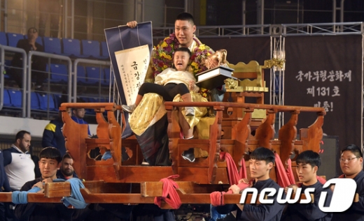 지난 20일 충남 예산군 윤봉길체육관에서 열린 '위더스제약 2019 천하장사 씨름대회' 금강장사(90kg이하)에 등극한 황재원(태안군청)이 꽃가마를 타고 있다. /사진=뉴스1(대한씨름협회 제공)