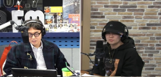 개그맨 김영철(왼쪽)과 래퍼 딘딘. /사진=SBS 라디오 '김영철의 파워FM' 보이는라디오 캡처