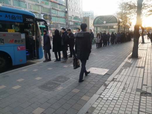지난 19일부터 경기도 고양시에 소재한 명성운수의 갑작스러운 노조 파업으로 20개 버스노선의 운행이 중단된 데 이어 이튿날 경의선·3호선 등 전철 파업까지 겹치면서 시민 불편이 가중되는 가운데, 고양시는 관용차량은 물론 시내버스·마을버스, 택시 등의 ‘임시 교툥수단’을 출퇴근 골든타임에 전면 투입하기로 했다. / 사진제공=고양시