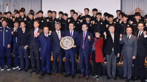 이용섭 광주광역시장이 20일 오후 서구 라마다호텔에서 열린 '광주FC 승격 보고회'에 참석해 김동찬 광주시의회 의장, 장휘국 광주시교육감, 정원주 대표이사, 선수단 등과 우승을 자축하며 기념촬영을 하고 있다./사진제공=광주광역시