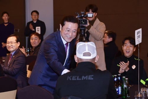 이용섭 광주광역시장이 20일 오후 서구 라마다호텔에서 열린 '광주FC 승격 보고회'에 참석해 선수들과 인사를 나누고 있다./사진제공=광주광역시