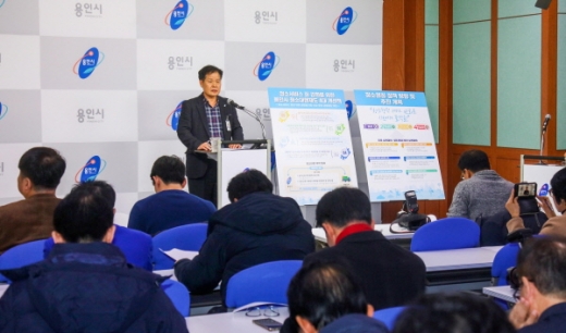 정진교 환경위생사업소장이 청소대행체계 개선책에 대해 언론 브리핑을 하고 있다. / 사진제공=용인시