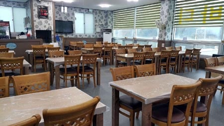 전남 신안군이 음식점의 위생수준 향상과 급증하는 관광객의 편의제공으로 만족도를 높이기 위해 2020년 음식점 시설개선사업을 지원한다. 사진은 좌식 식탁을 입식식탁으로 바꾼 신안군의 한 식당 /사진제공=신안군