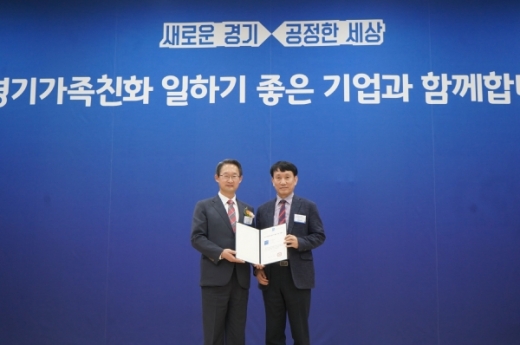 부천도시공사가 19일 경기도로부터 가족 친화 일하기 좋은 기업으로 재인증을 받았다(사진 왼쪽은 김희겸 경기도 행정부지사, 오른쪽은 박정근 부천도시공사 경영본부장). / 사진제공=부천도시공사