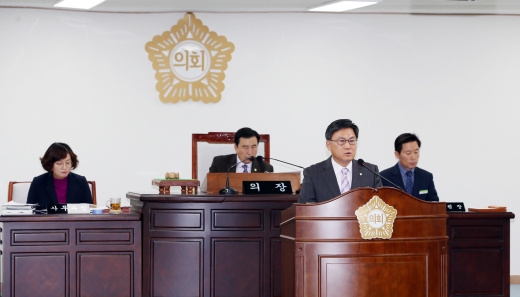 나윤수 함평군수 권한대행이 제254회 함평군의회 1차 본회의에서 내년도 예산안에 대해 시정 연설하는 모습 /사진제공=함평군