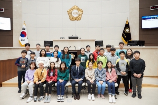 11월 20일 열린 청소년 지방자치아카데미(현암초). / 사진제공=용인시의회