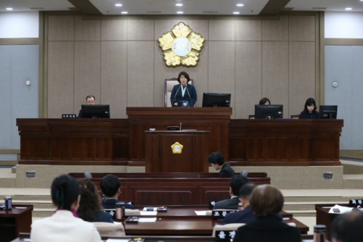 조명자 의장이 제347회 제2차 정례회 개회를 선언하고 있다. / 사진제공=수원시의회