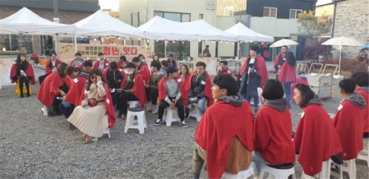 이천시 청년공동체 ‘행앗’과 ‘예술로 문화공작소’ 회원들이 네트워크 행사를 열고 있다. / 사진제공=이천시