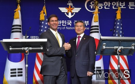 정경두 국방부 장관(오른쪽) 마크 에스퍼 미 국방부 장관. /사진=장동규 기자   