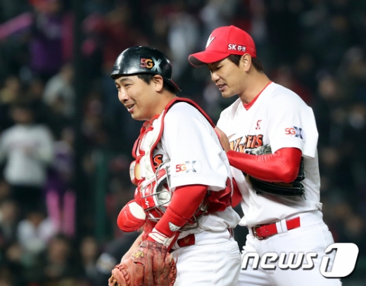 이번 시즌 SK 와이번스에서 뛰었던 포수 허도환(왼쪽). /사진=뉴스1