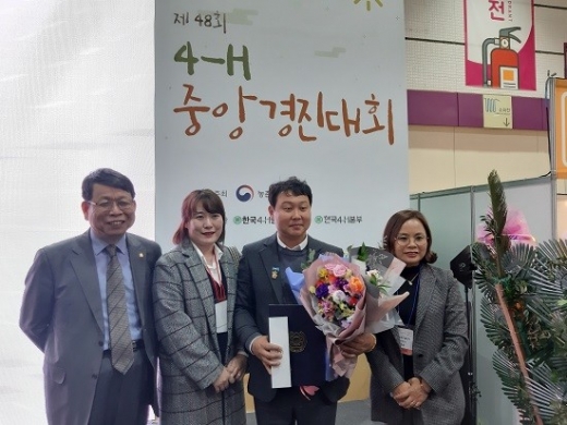▲전라남도4-H연합회 회장 청년농업인 김호영 씨가 '2019 농업인지도자(4-H) 육성' 국무총리상을 수상했다./사진제공=화순군