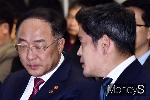 [머니S포토] 화성 테마파크 비전 선포식, 귀엣말 나누는 홍남기-정용진
