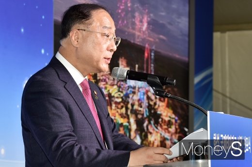 [머니S포토] 홍남기 부총리 