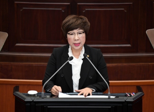 경남도의회 윤성미(자유한국당, 비례)의원DL 지난 20일 제368회 경상남도 정례회 2차 본회의에서 의약품의 접근성을 보장하면서 안전성을 확보할 수 있는 대안으로 '공공심야약국 도입'을 촉구하고 있다.