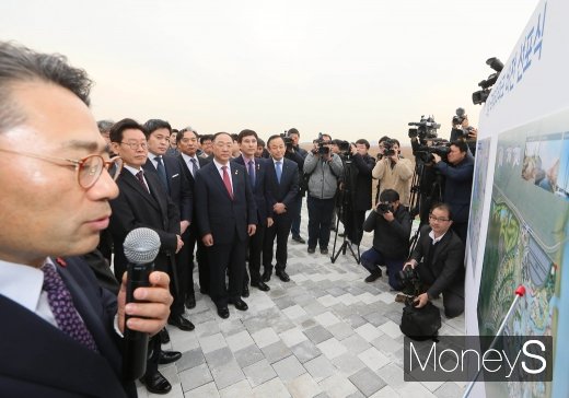 [머니S포토] 화성테마파크부지 설명듣는 주요 내외빈