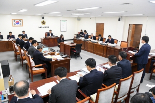 21일 경남도의회 농해양수산위원회는 WTO 개도국 지위 포기 선언으로 실의에 빠진 농어민을 지원하는 관련 조례 제정 및 대정부 건의안 채택 등 7건의 안건을 처리했다./ 사진=경남도의회 제공.
