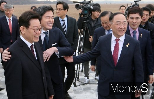 홍남기 경제부총리, 이재명 경기지사, 정용진 신세계그룹 부회장 등 주요 내외빈이 21일 경기 화성시 화성테마파크 사업부지에서 열린 화성테마파크 비전 선포식을 마치고 현장시찰을 하고 있다. /사진=임한별 기자
