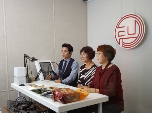 군산공설시장 상인이 직접 팔도건강식품과 아리울맛김을 홍보를 하고있다.
