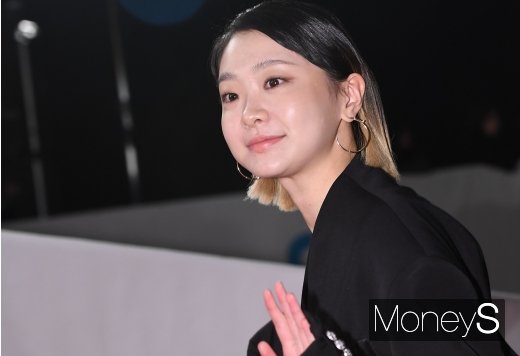 [머니S포토] 김다미 '반짝이는 도자기 피부'